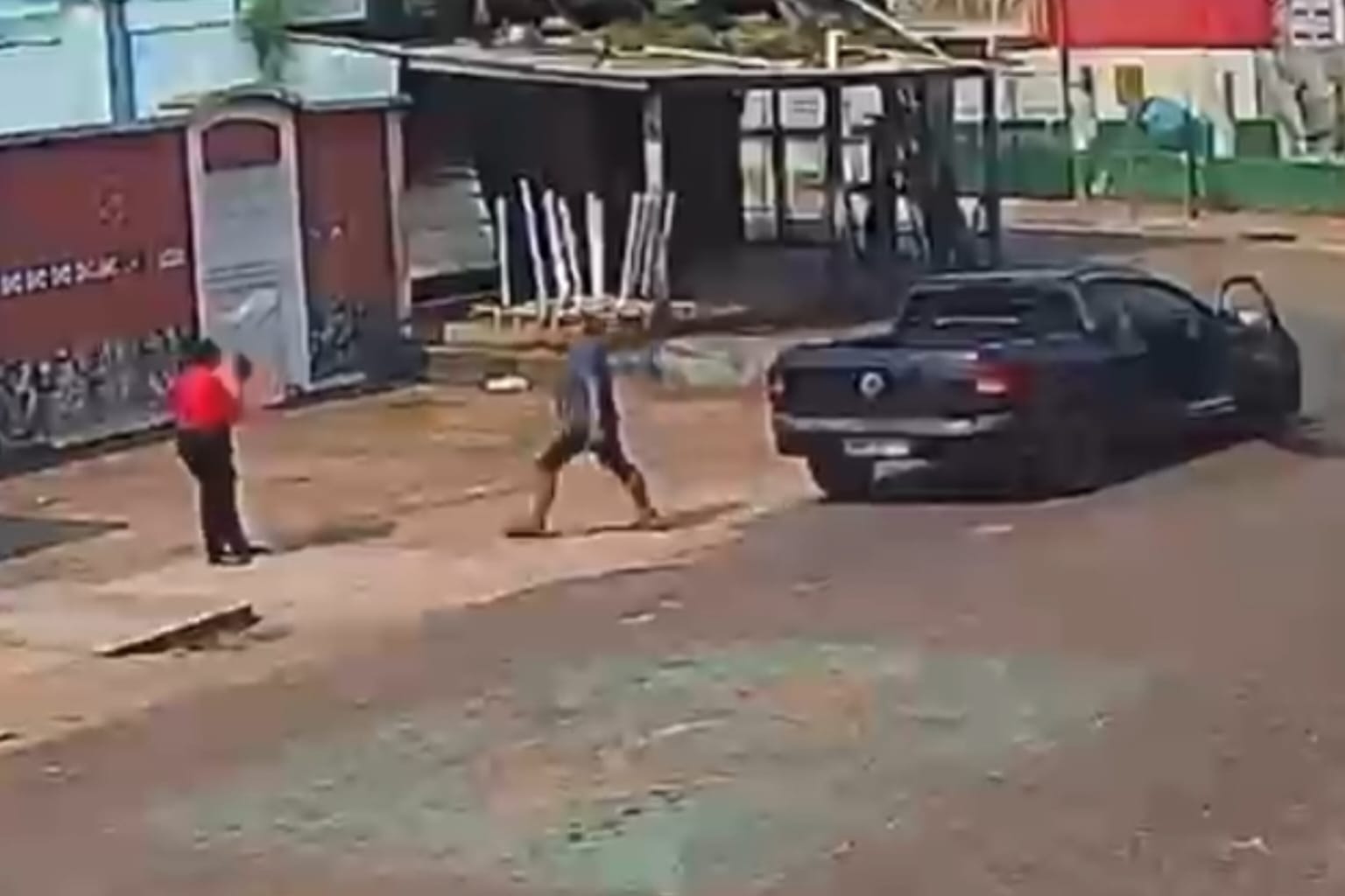 VÍDEO: Homem assalta mulher com machado em Marabá