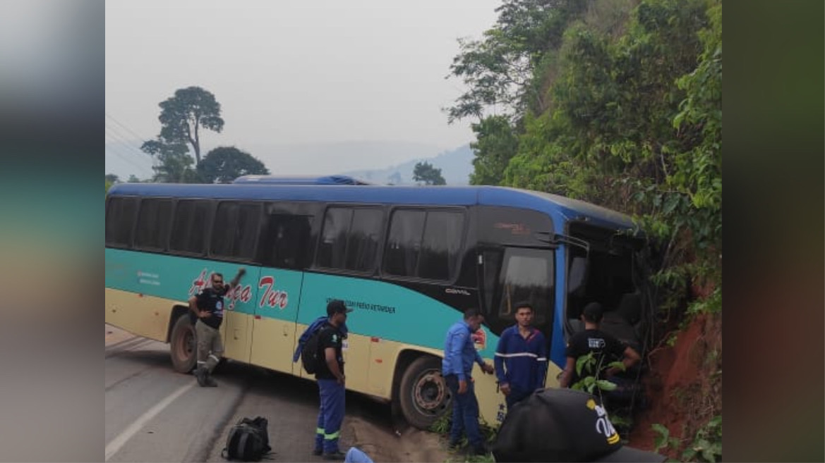 VÍDEO: colisão entre ônibus e carreta é registrada na estrada do Projeto Salobo em Marabá