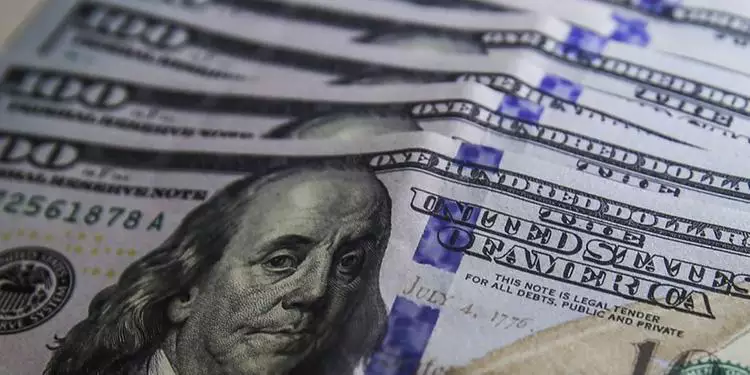 Dólar atinge maior valor nominal da história após rumores sobre isenção do IR