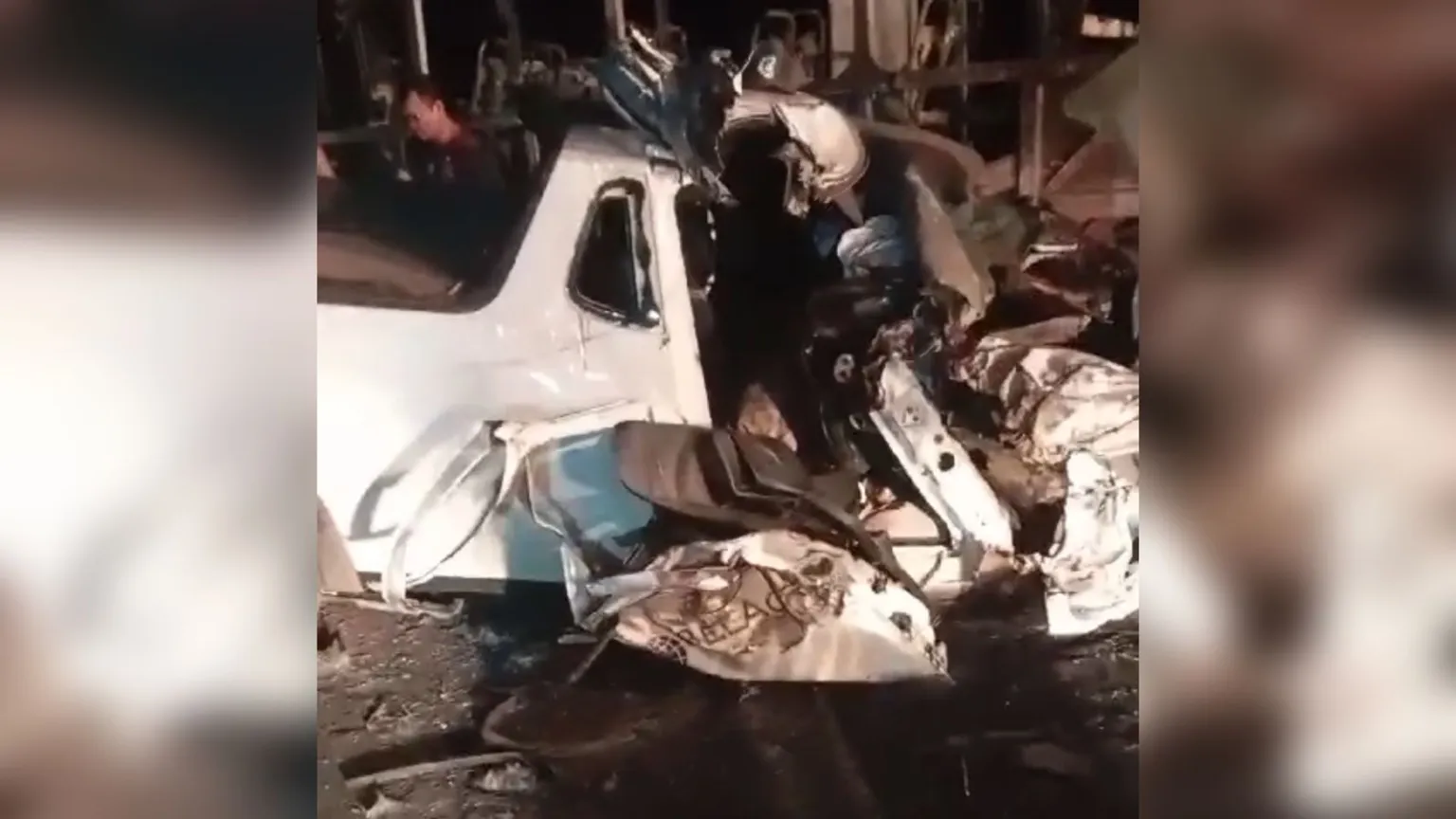 Casal fica gravemente ferido após colidir contra ônibus incendiado na PA-256