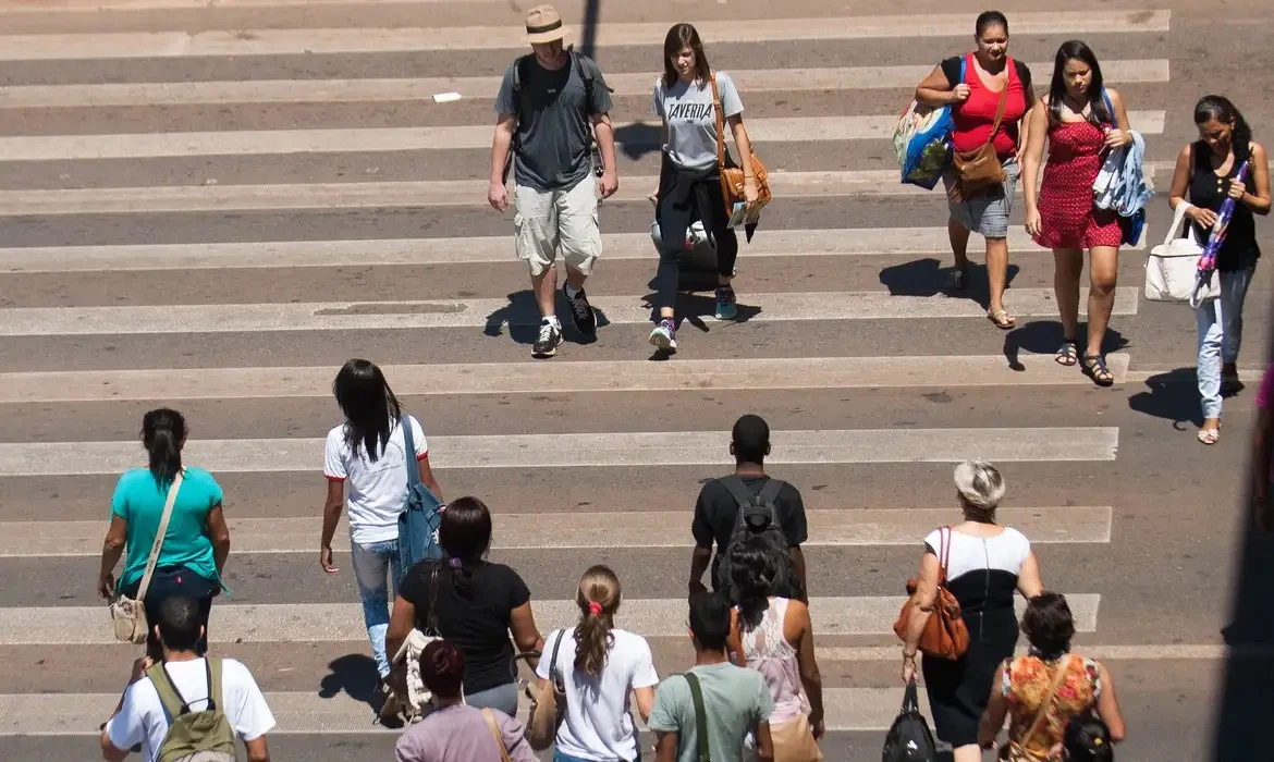 Expectativa de vida ao nascer no Brasil sobe para 76 anos em 2023
