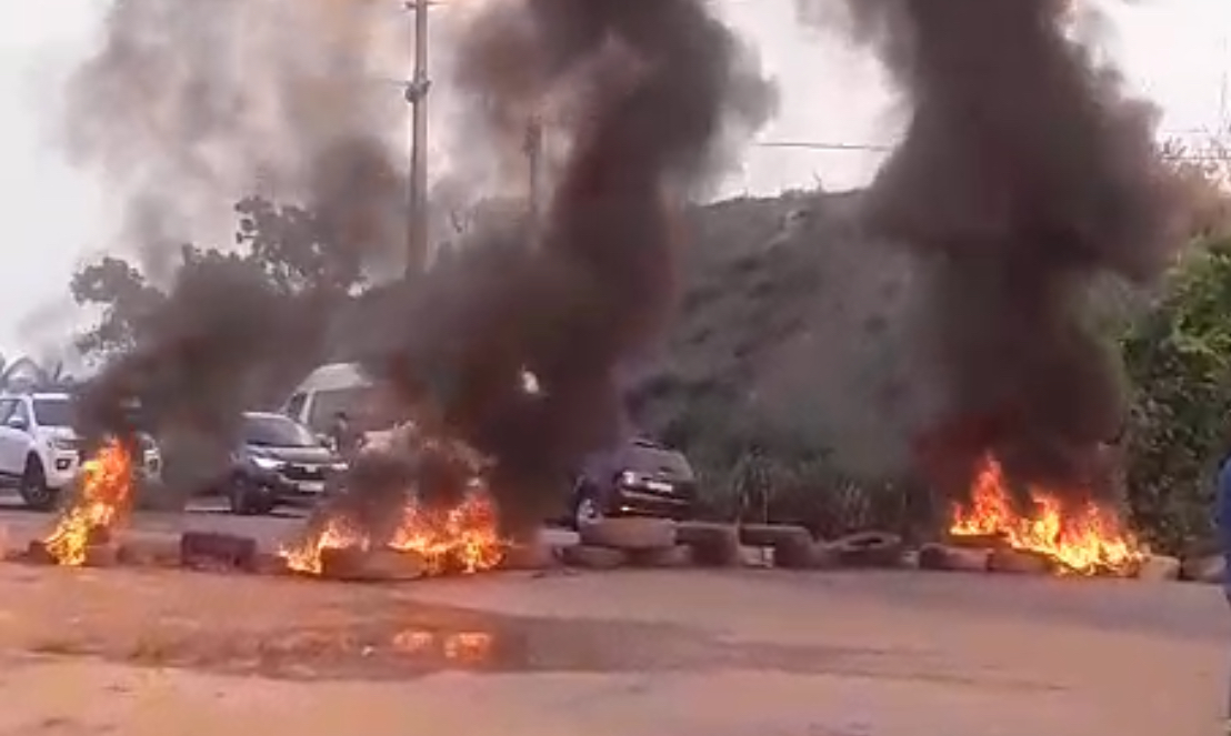 VÍDEO: Moradores da Vila Ponta de Pedra realizam protesto na BR-230