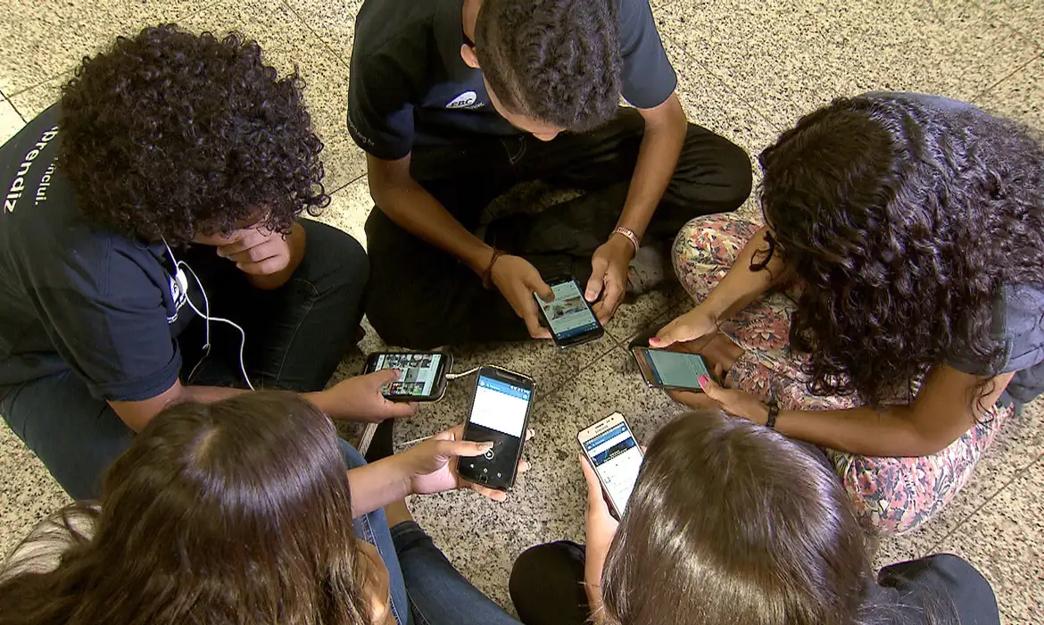86% dos brasileiros apoiam restrição de celular nas escolas, aponta pesquisa