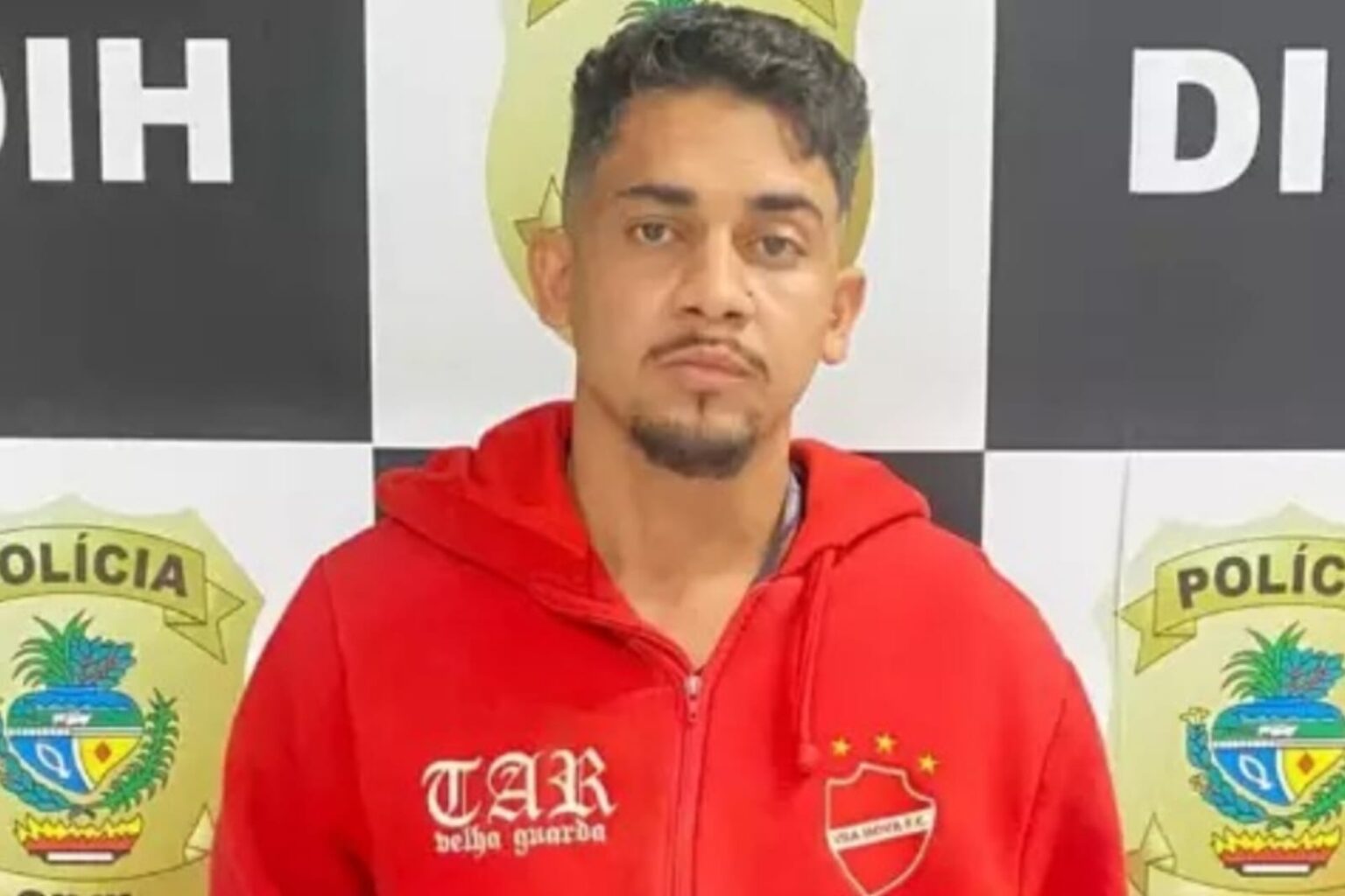 Homem estrangula e mata colega de trabalho após ela negar beijo