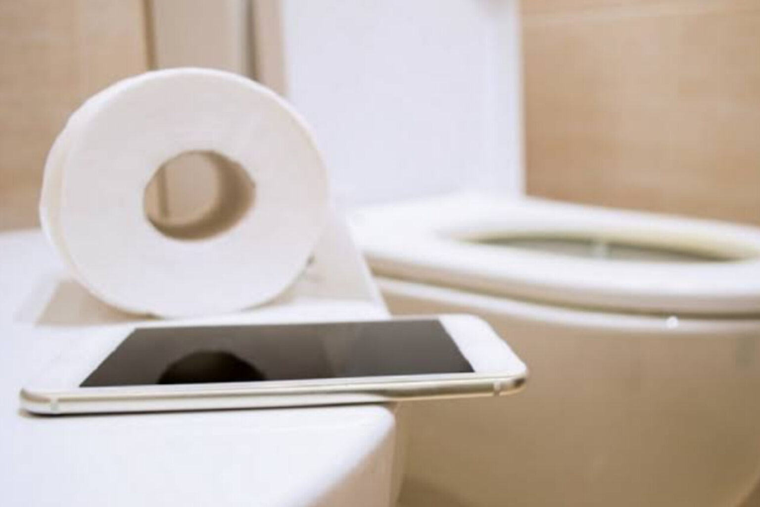 Mexer no celular enquanto se usa o banheiro pode causar hemorroida; entenda