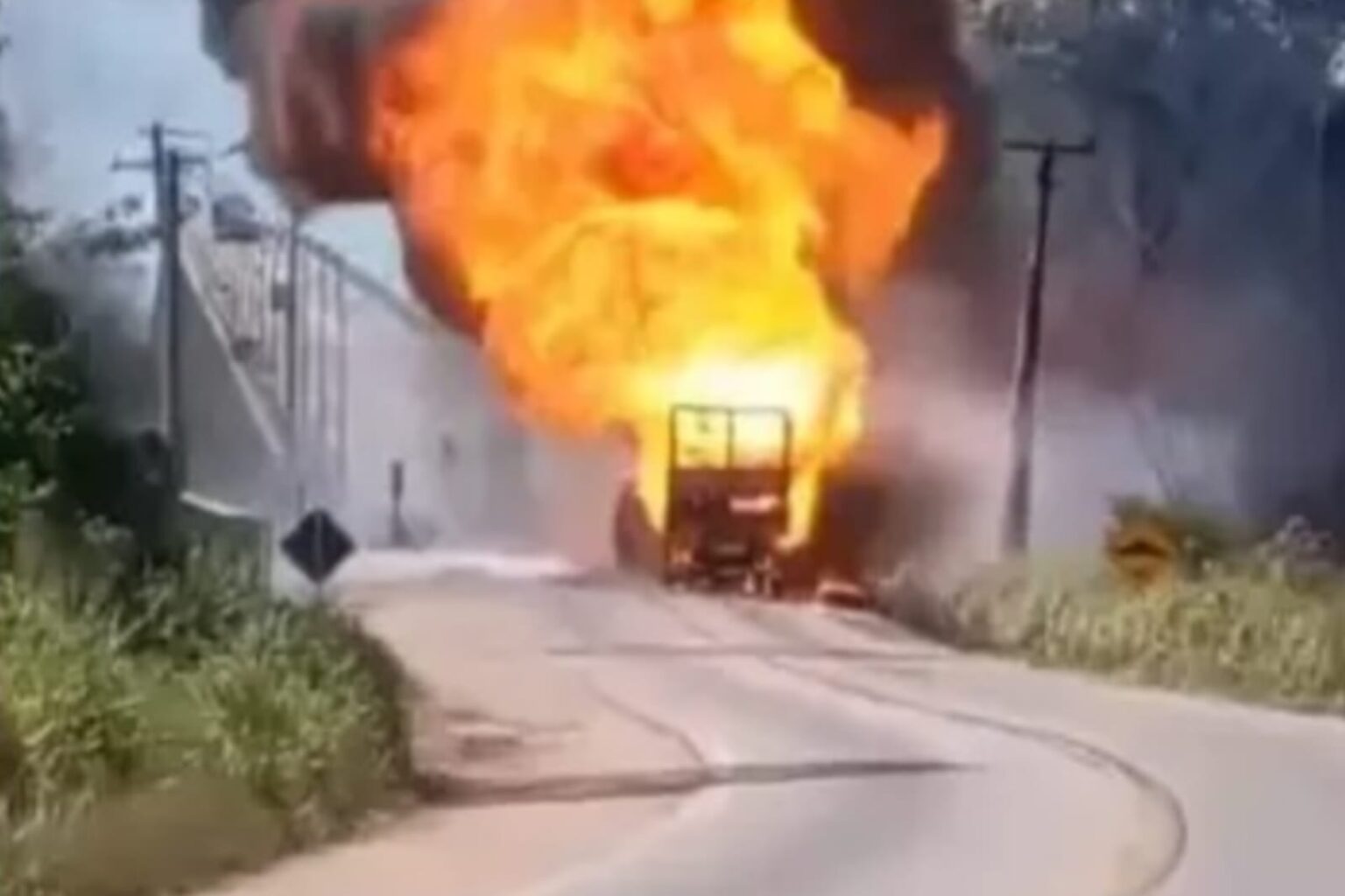 Carreta que transportava botijões de gás pega fogo na PA-483