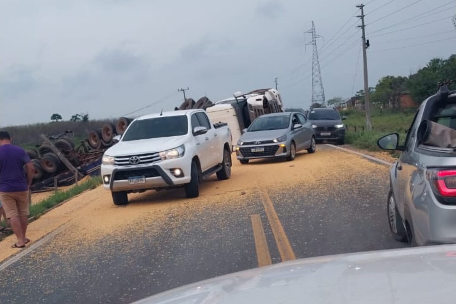 Carreta carregada de milho tomba na BR-155, entre Marabá e Eldorado do Carajás
