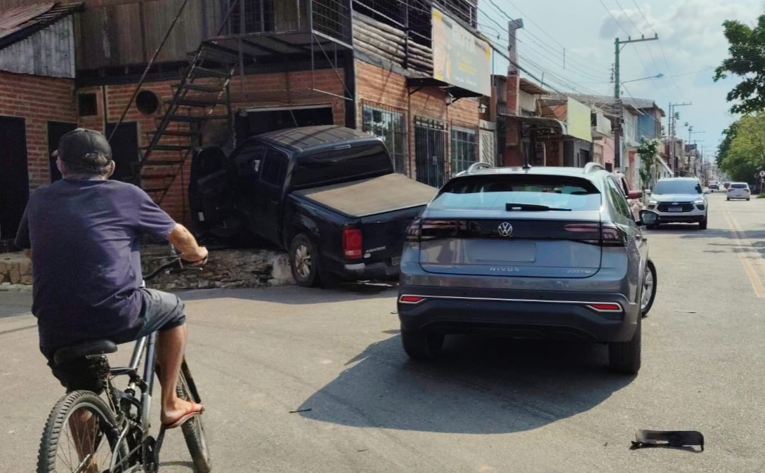 Caminhonete invade imóvel e motorista é perseguido por homem com facão na Orla de Marabá