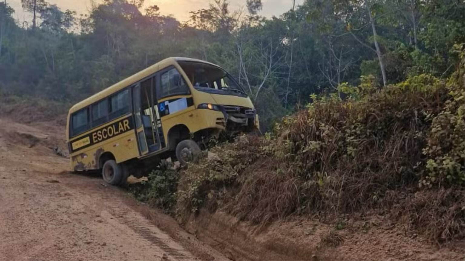 Ônibus escolar se envolve em acidente em Paragominas