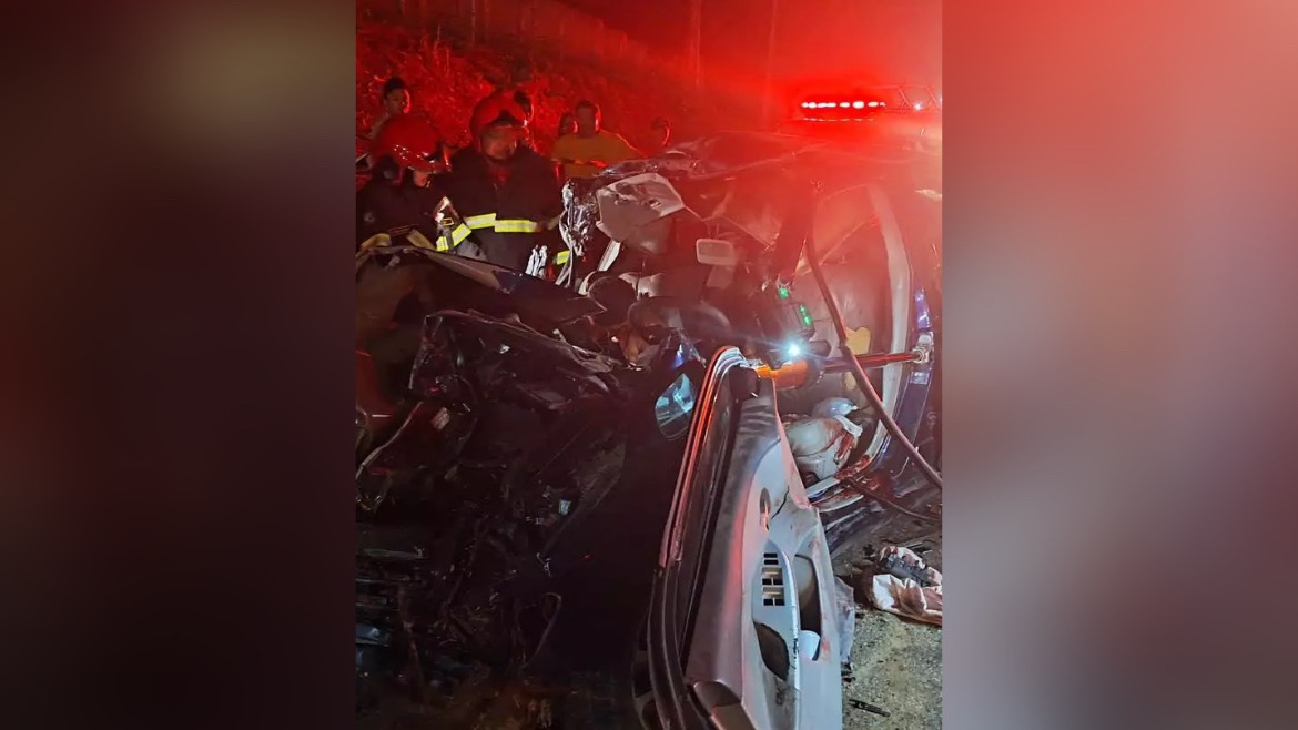 Corolla colide com pá carregadeira e deixa um morto no Pará