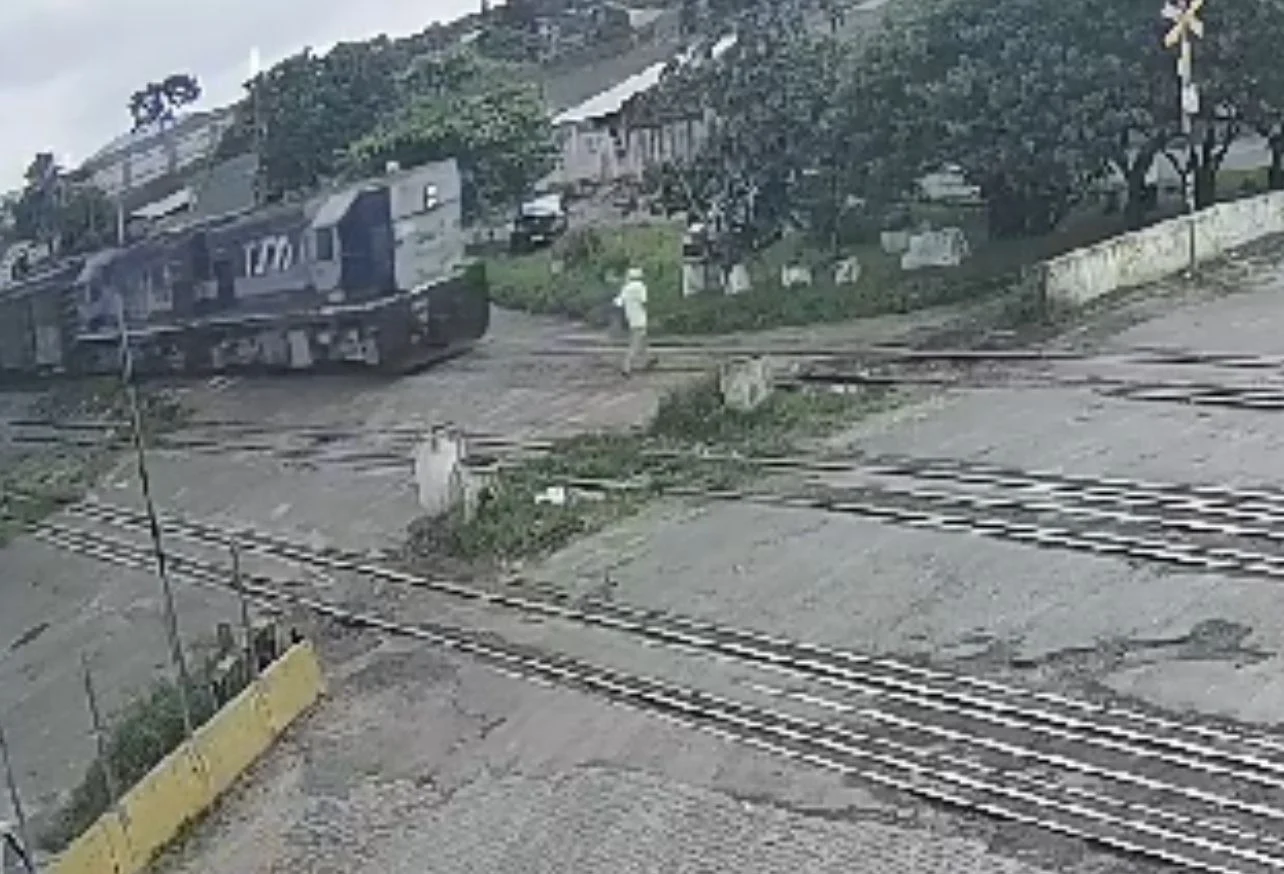 VÍDEO: Idoso sobrevive após ser atropelado por trem no Paraná