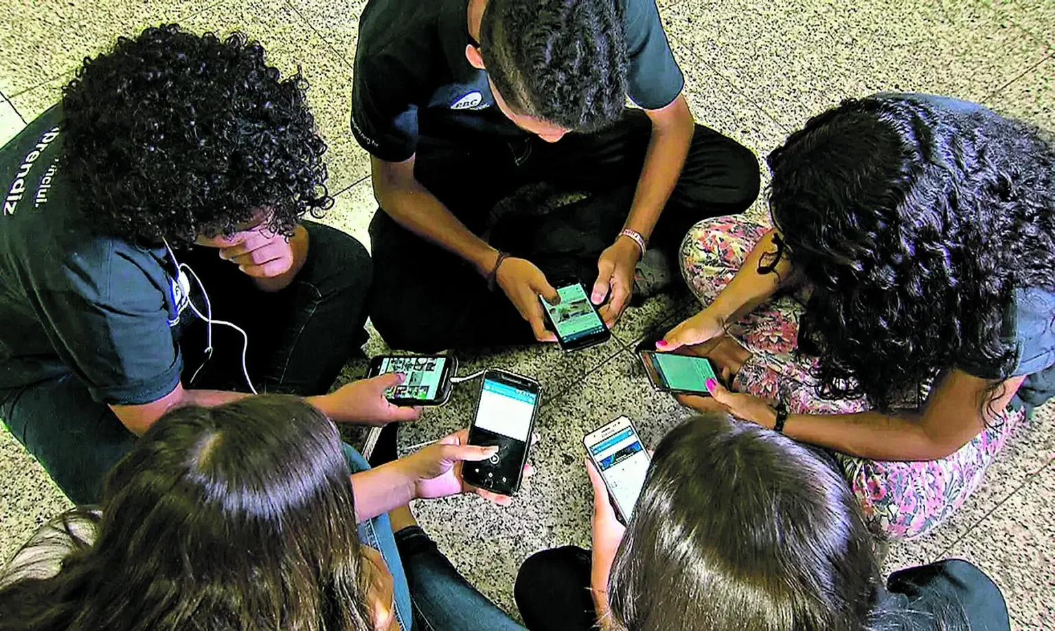 Celular deve ser banido das escolas públicas e privadas já em 2025