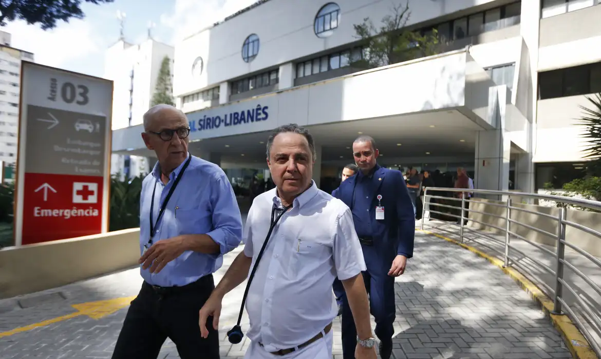 Médico diz que Lula está bem e conversando