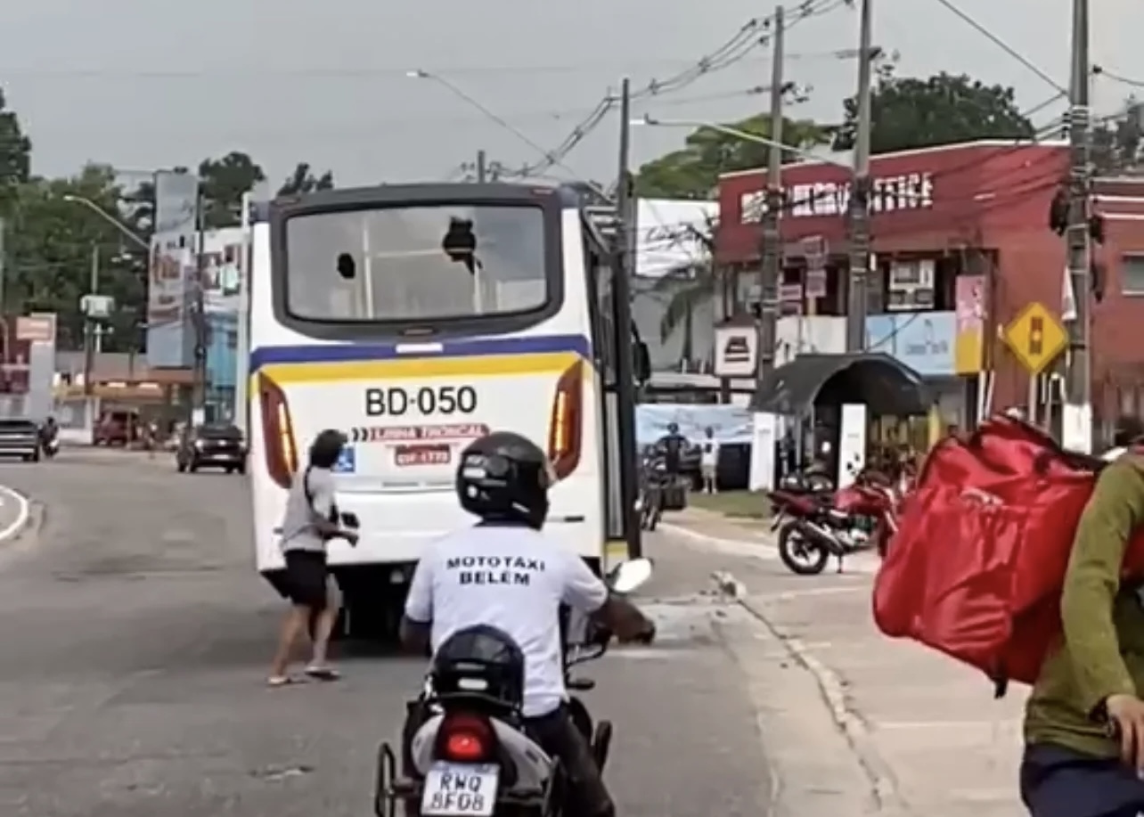 Ônibus é apedrejado após passar por cima de bicicleta de entregador no Pará