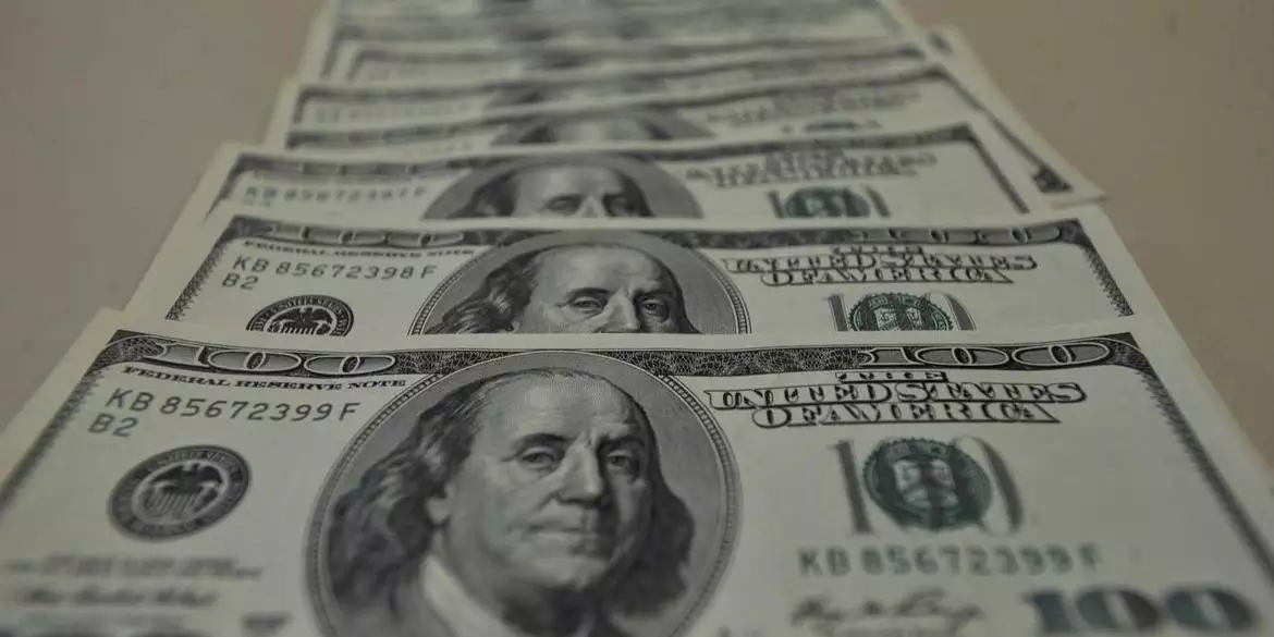 Dólar quebra novo recorde e chega a R$ 6,20