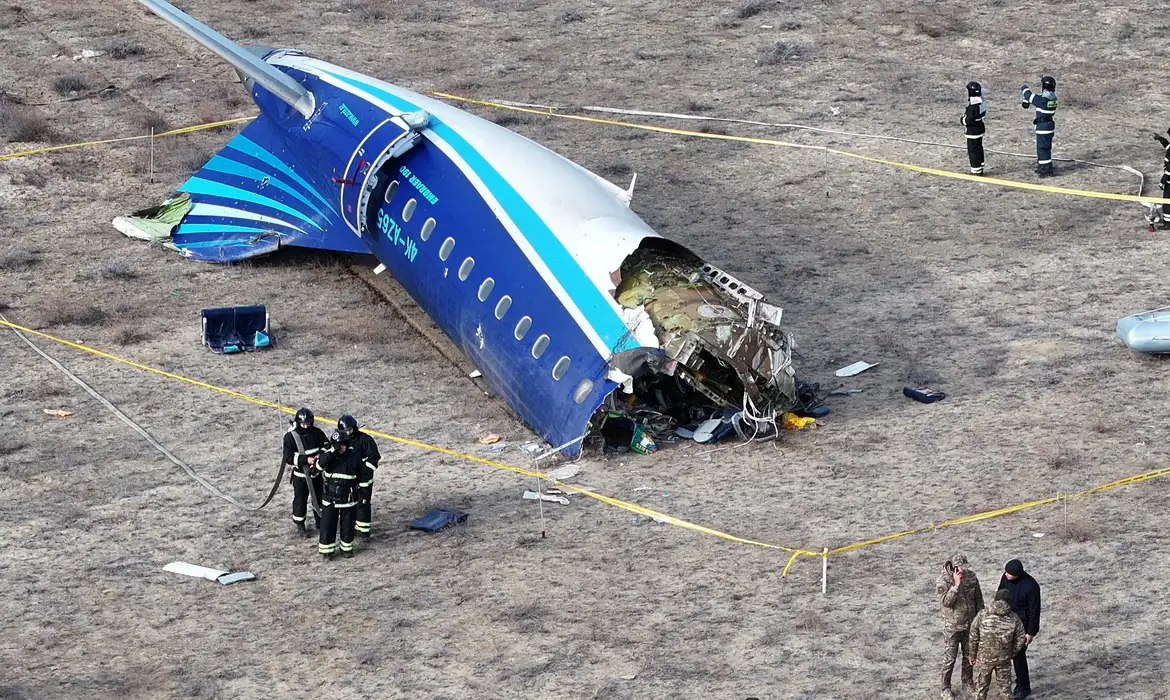VÍDEO: avião cai no Cazaquistão e deixa dezenas de vítimas