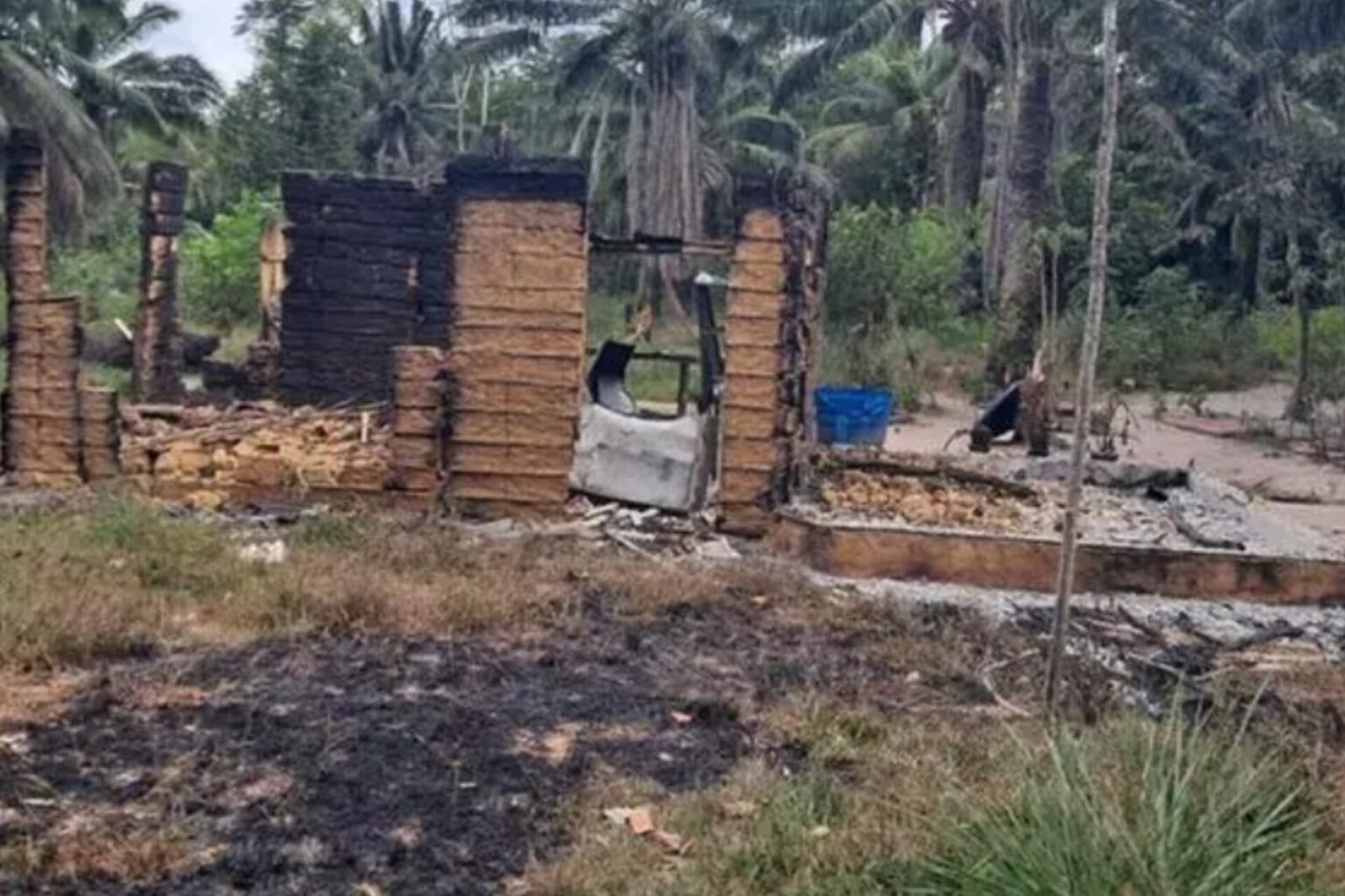 Mulher invade casa, ameaça moradores e ateia fogo no imóvel