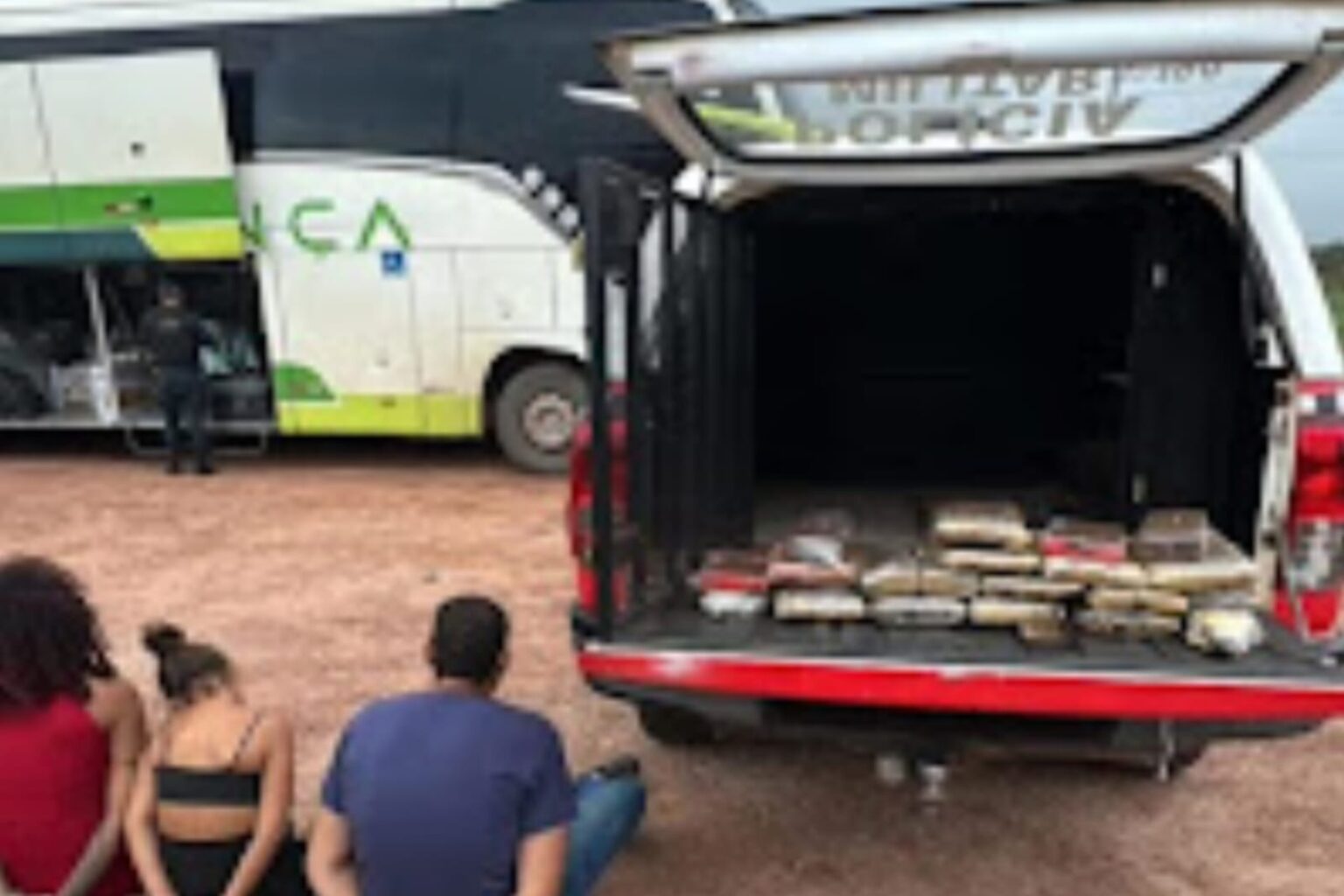 Três traficantes são presos dentro de ônibus em Redenção