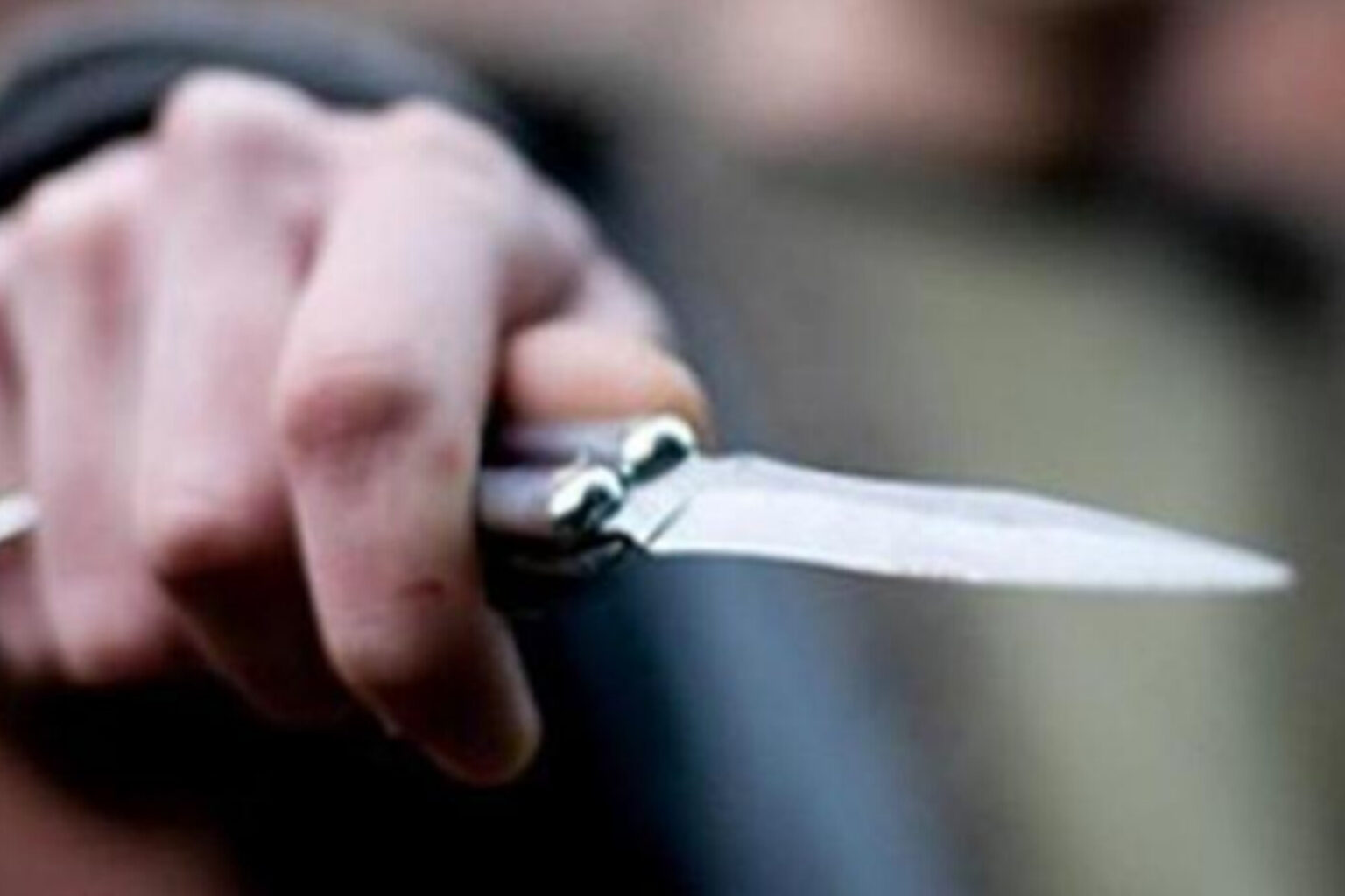 Filha é presa após tentar matar a mãe de 78 anos a golpes de canivete