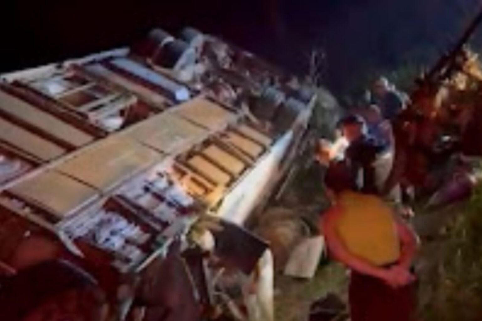 Ônibus com 30 pessoas capota na BR-155; uma passageira morreu