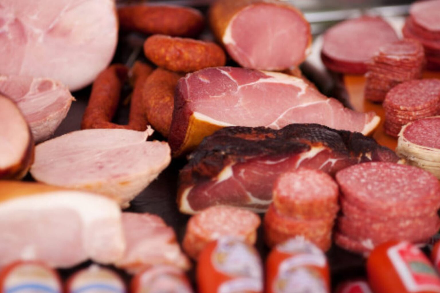 Carnes processadas elevam risco de hipertensão, mostra estudo brasileiro