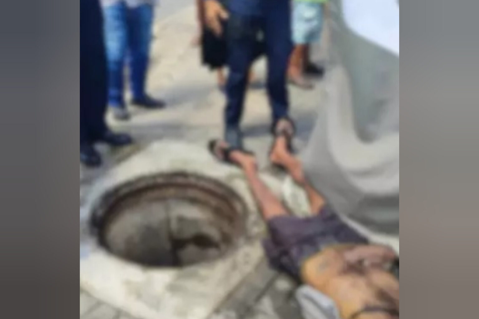 Homem é jogado e preso em bueiro por dívida de R$ 10