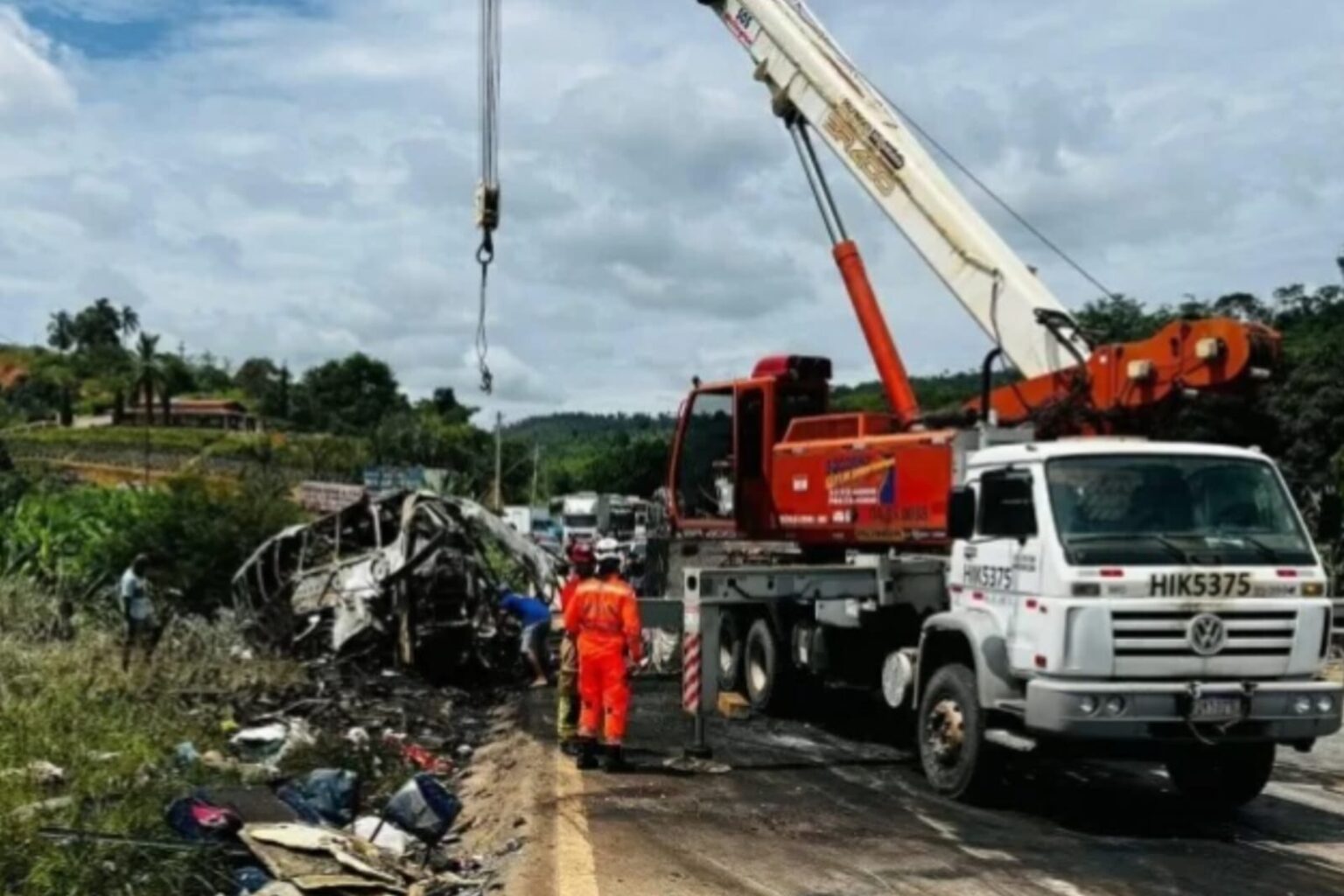 Acidente com ônibus, carreta e carro deixa 37 mortos em Minas Gerais