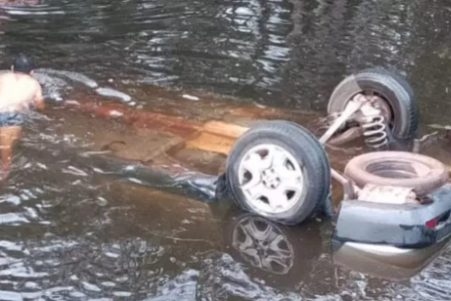 Casal morre após carro cair em rio no Pará