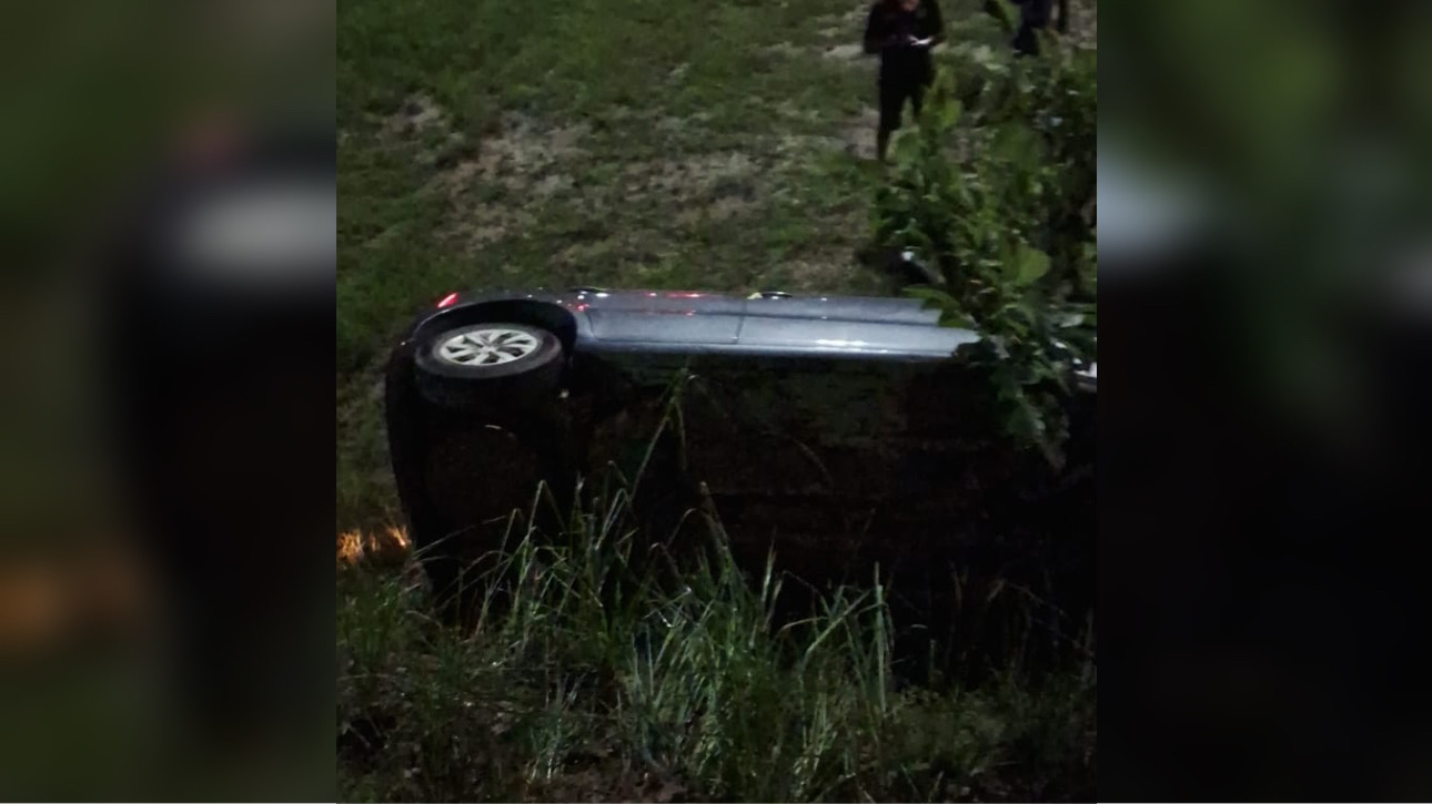Carro capota em campinho de futebol na Folha 11, em Marabá