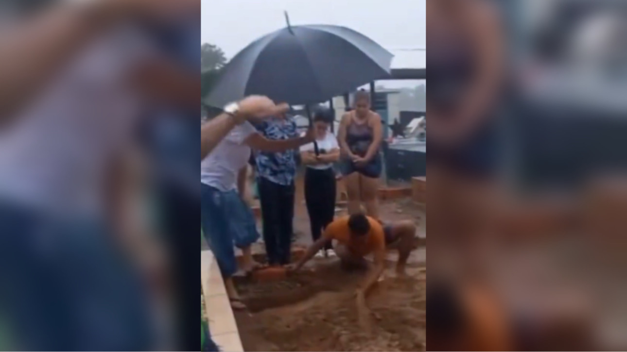 VÍDEO: Sem coveiro e sob chuva, netos enterram avó com as próprias mãos