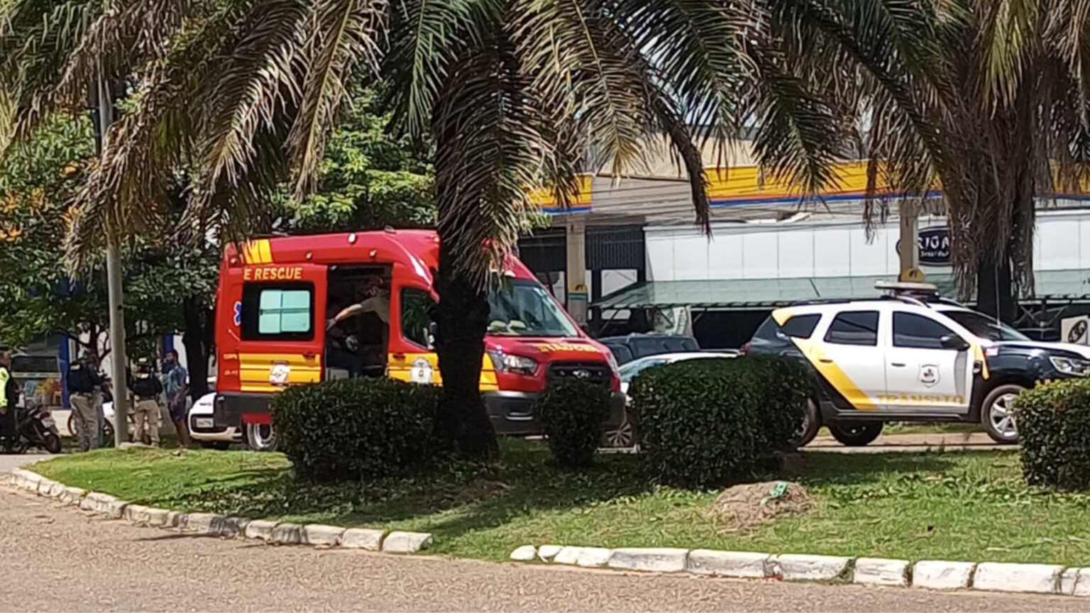 Carro colide com motocicleta e deixa mulher ferida na BR-230 em Marabá