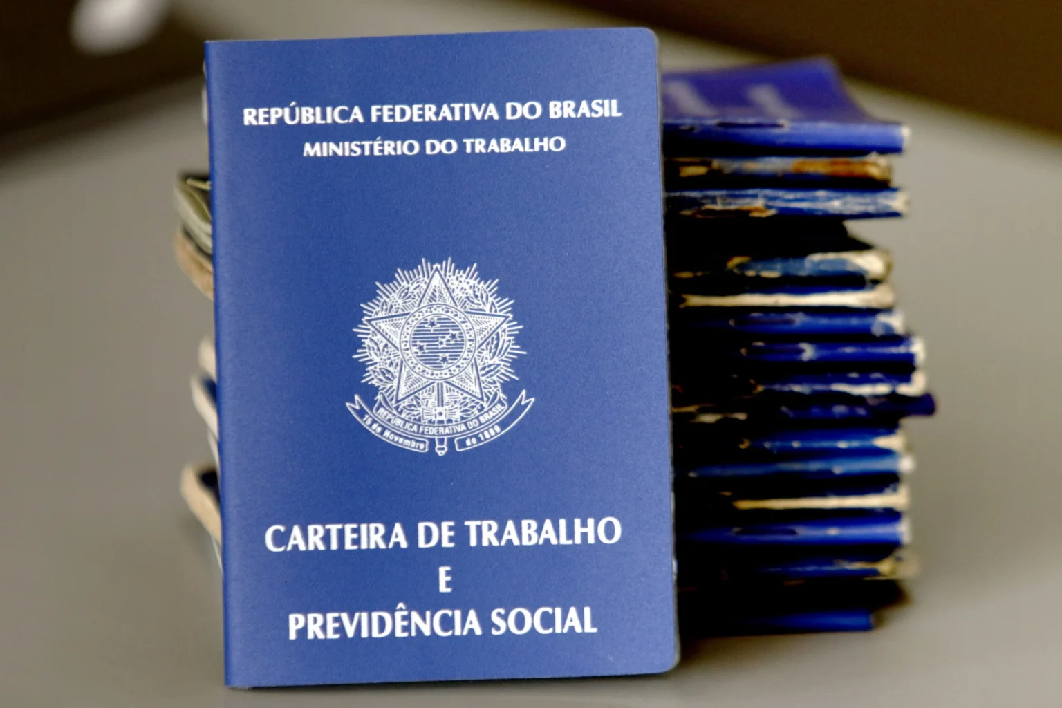 Desemprego atinge 6,2% em dezembro e taxa anual de 2024 é a menor da história