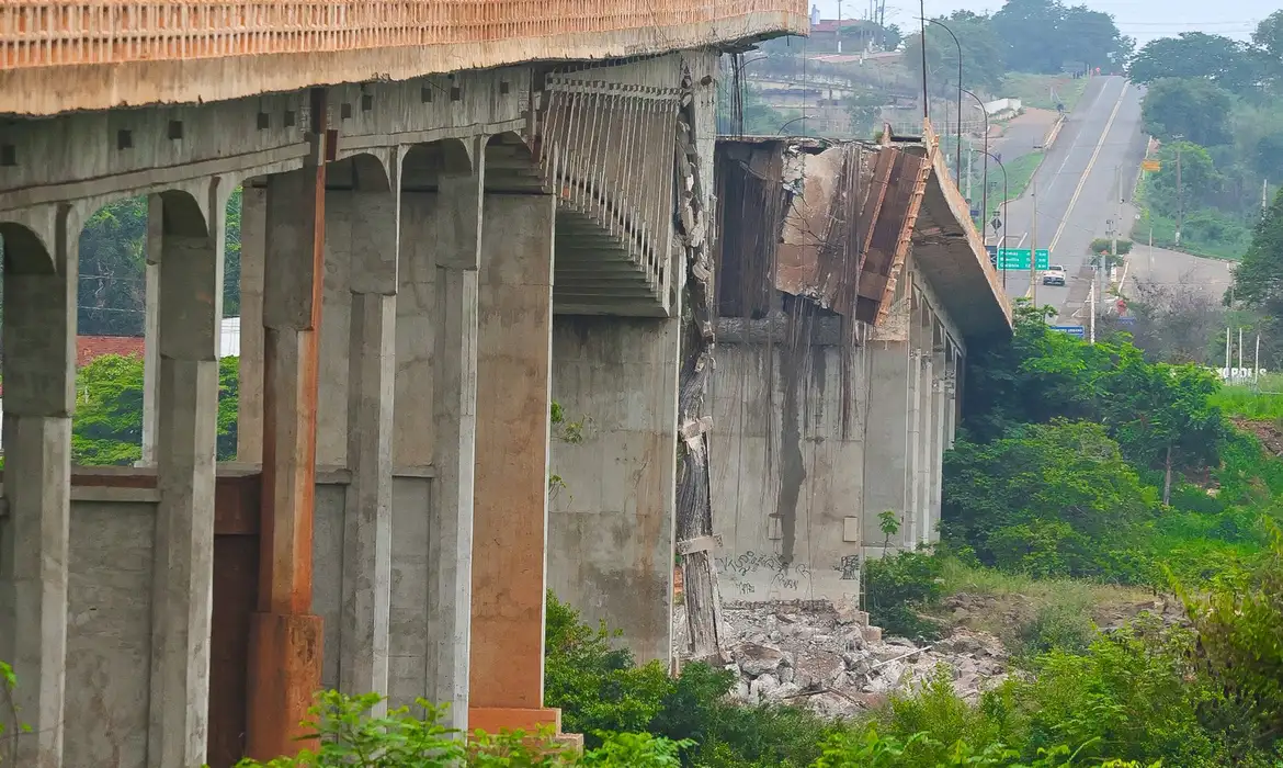Marinha suspende busca subaquática por desaparecidos após queda de ponte no Rio Tocantins