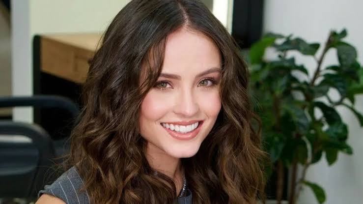 Larissa Manoela processa gravadora por contrato vitalício assinado pelos pais