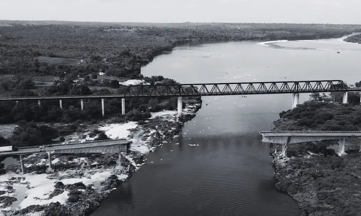 Corpo é resgatado de cabine de caminhão submerso após queda de ponte