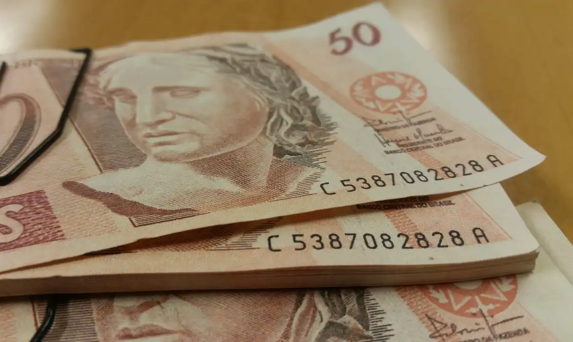 Serasa: maioria deve gastar até R$ 4 mil em despesas de início de ano