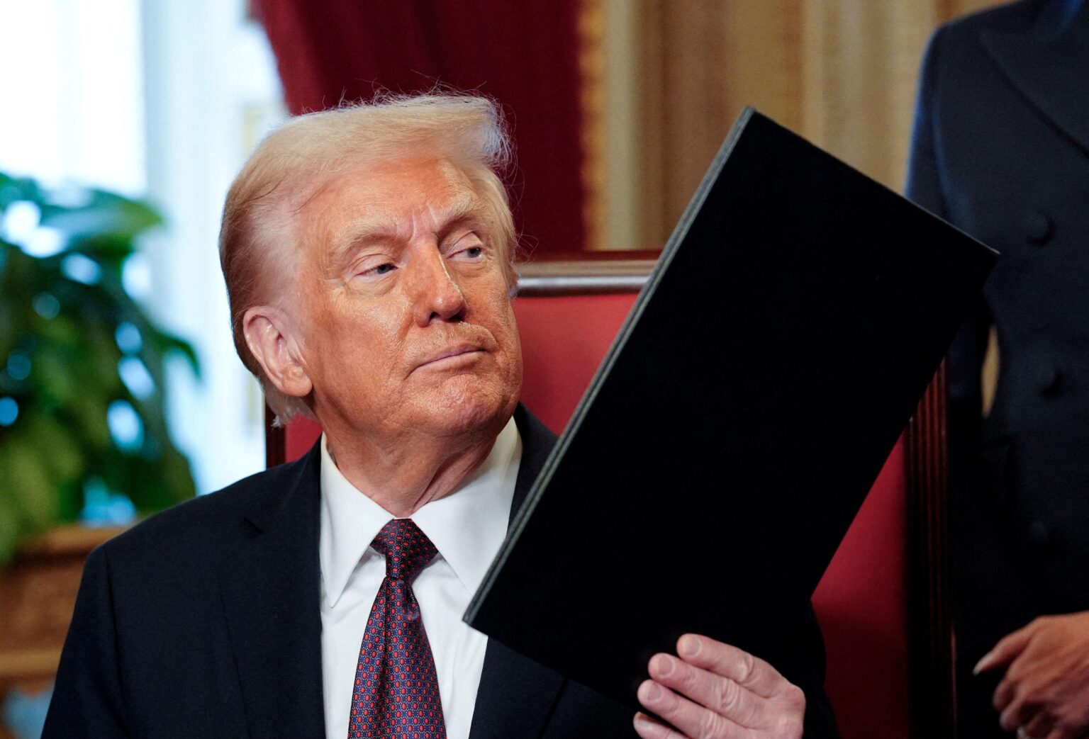 Trump perdoa 1.500 acusados pelo ataque ao Capitólio e tira os EUA do Acordo de Paris