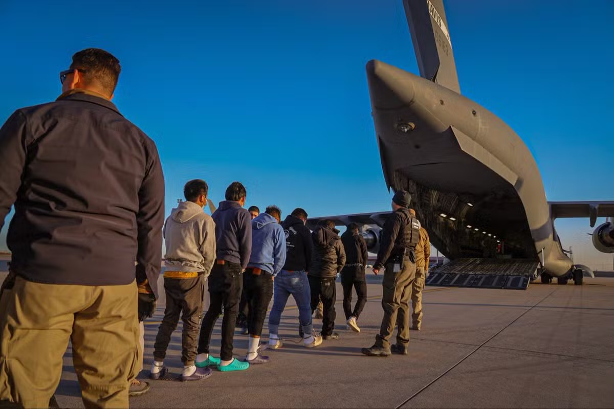 Trump inicia deportações em massa de imigrantes ilegais nos Estados Unidos