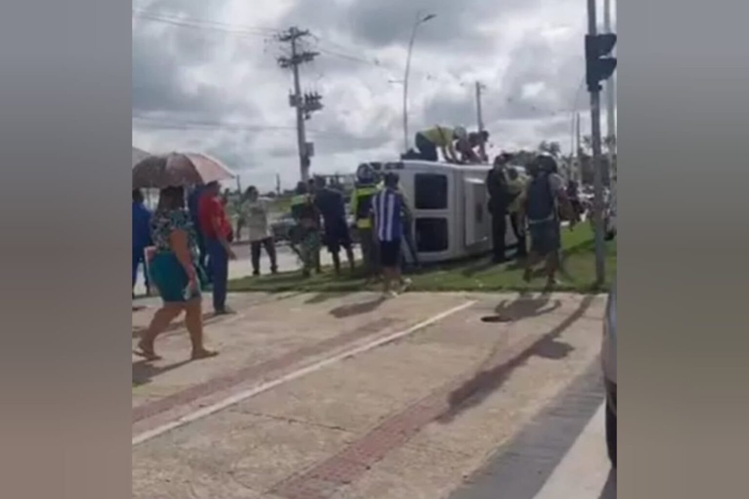 Van capota e passageiros ficam feridos no Pará