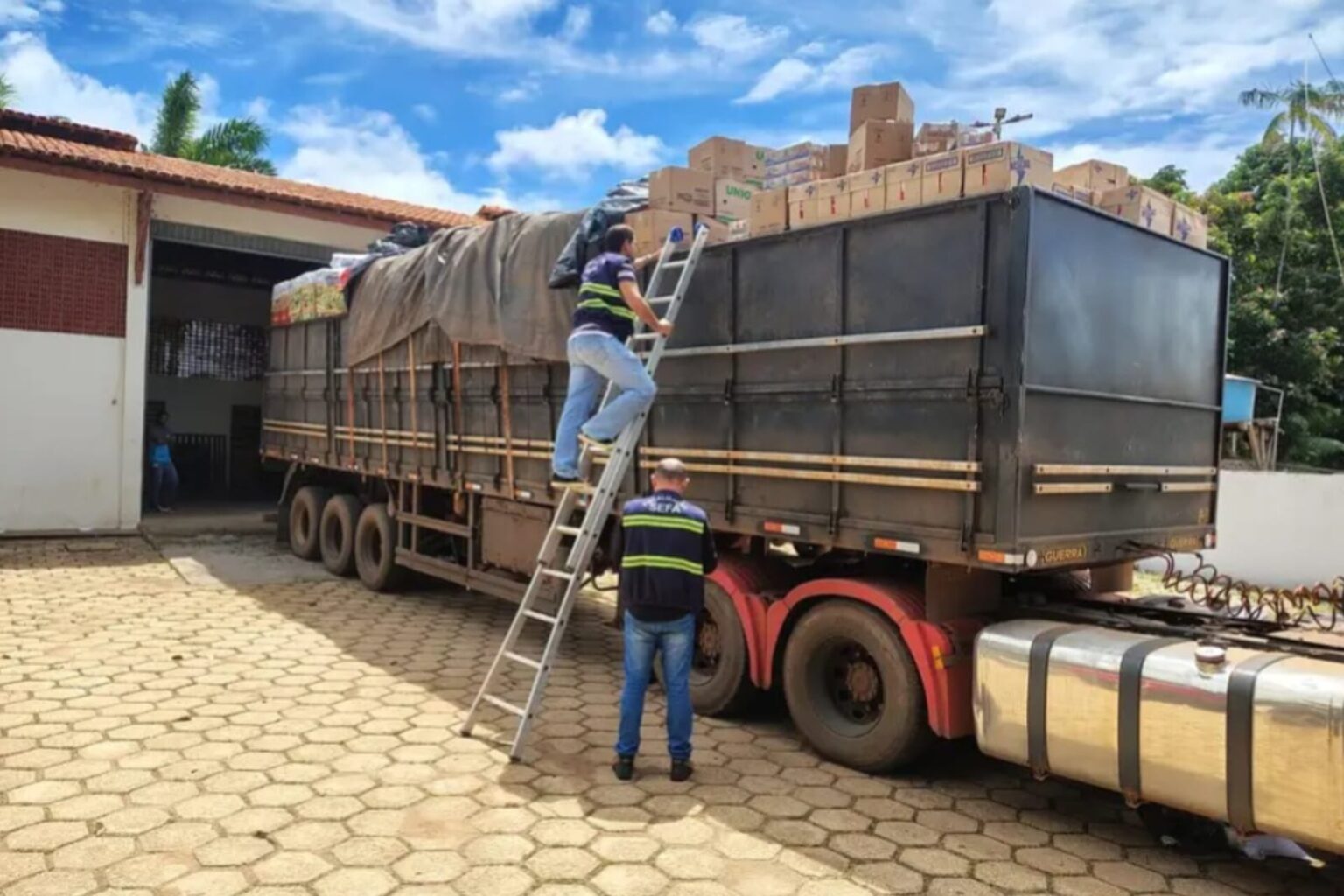 Sefa apreende 3.600 garrafas de conhaque em Dom Eliseu
