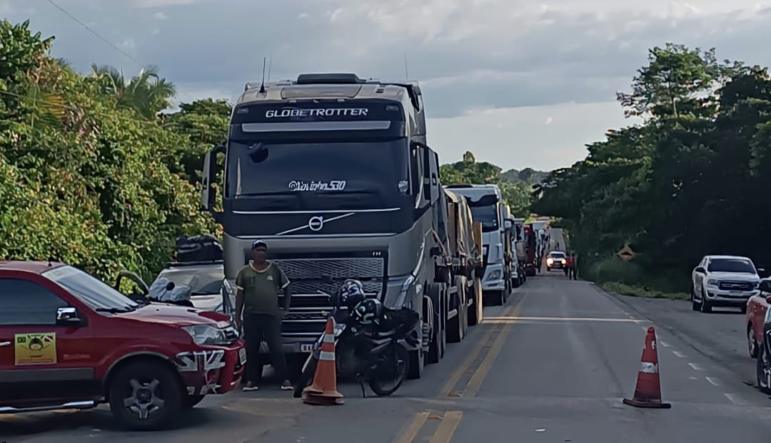 Sintepp e indígenas voltam a interditar a BR-153 em São Domingos do Araguaia