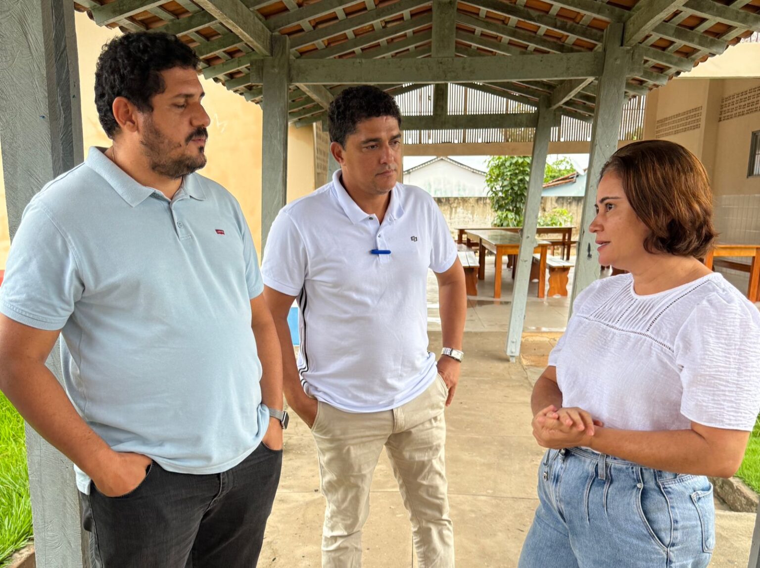 Prefeito e vereadores discutem reforma de escola estadual em Bom Jesus do Tocantins