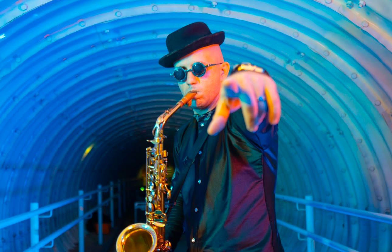 Fim do mistério: fumaça e luzes revelam videoclipe de DJ em túnel da BR-230