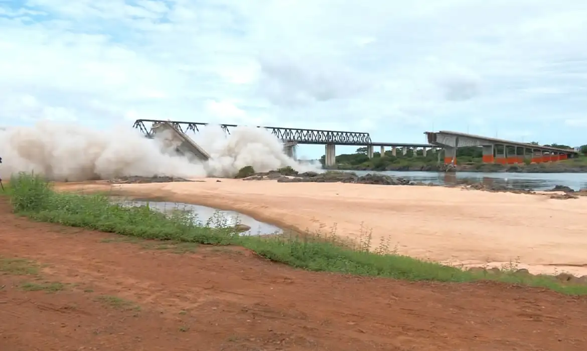 VÍDEO: Resto de ponte entre TO e MA é implodido após desabamento com 14 mortes
