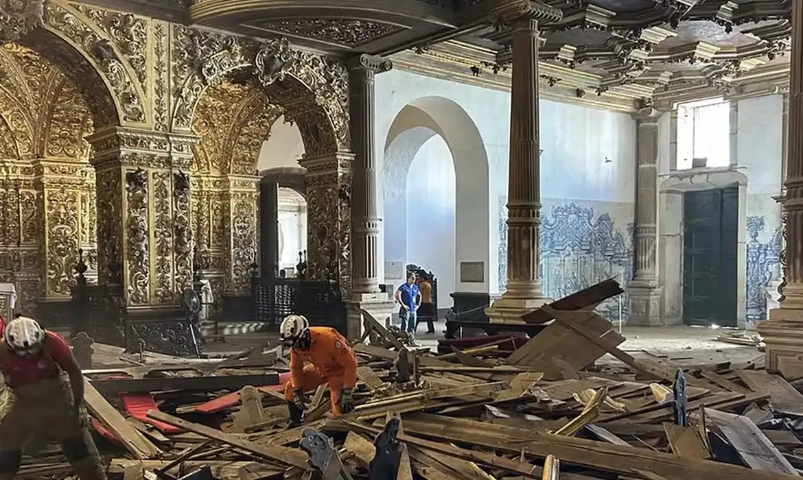 Turista morre após desabamento de teto de igreja na Bahia