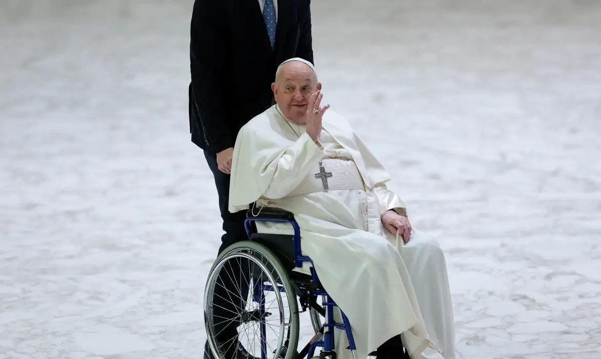 Papa apresenta “leve melhora” em exames de sangue, diz Vaticano