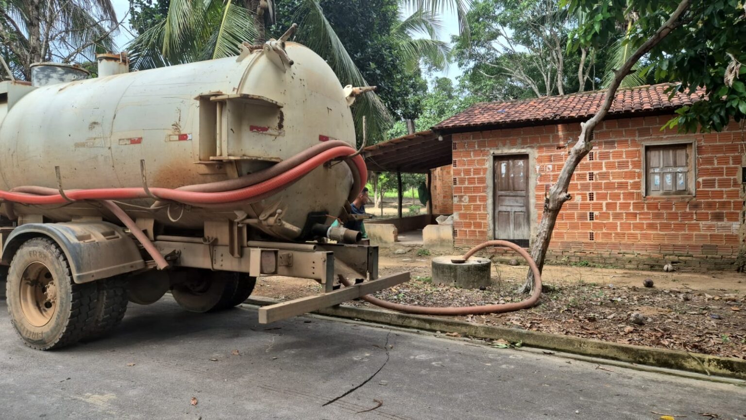 Mutirão de esgotamento de fossas atende 85 casas na zona rural de Parauapebas
