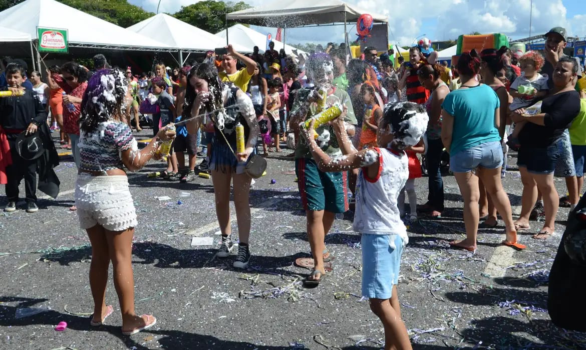 Carnaval: campanha reforça importância do “Disque 100” para proteção de crianças e adolescentes