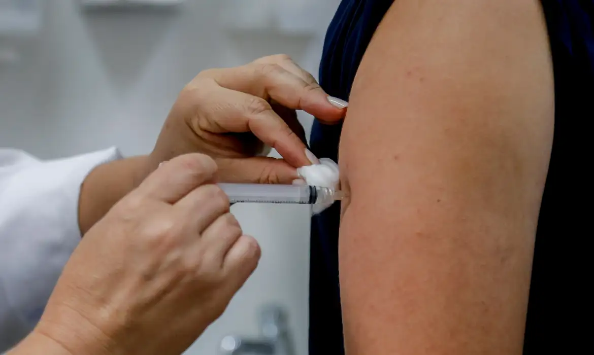 O que fazer ao perder a carteira de vacinação? Veja quando é preciso repetir as doses