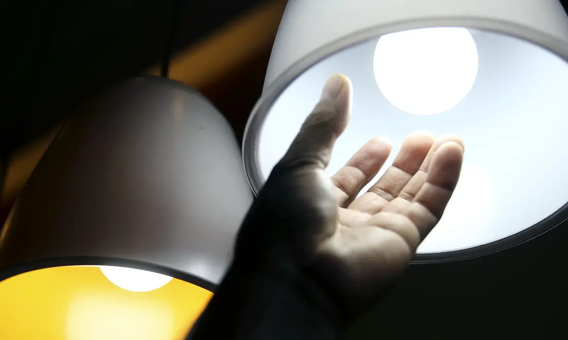 Conta de energia elétrica permanecerá sem cobrança extra em abril